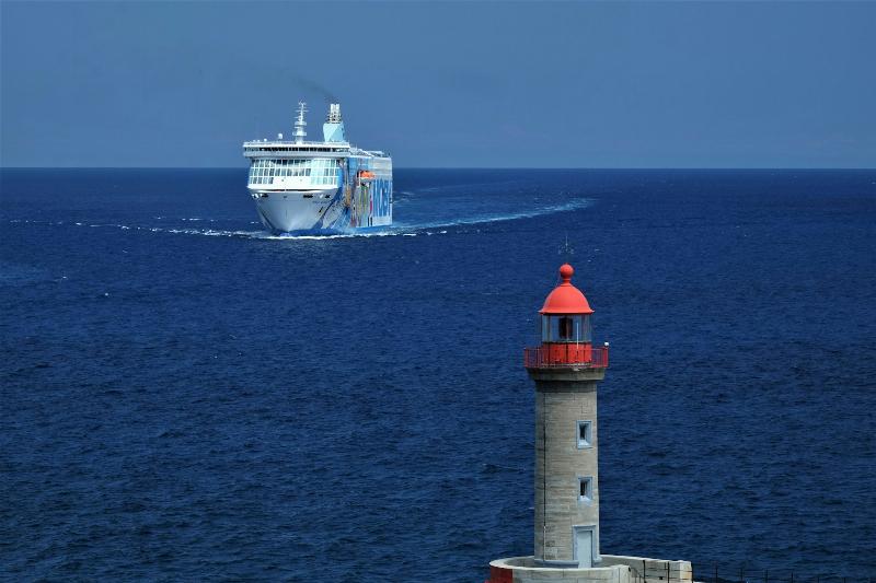 Le ferry effectuant le voyage de Toulon à la Corse permet de transporter son propre véhicule