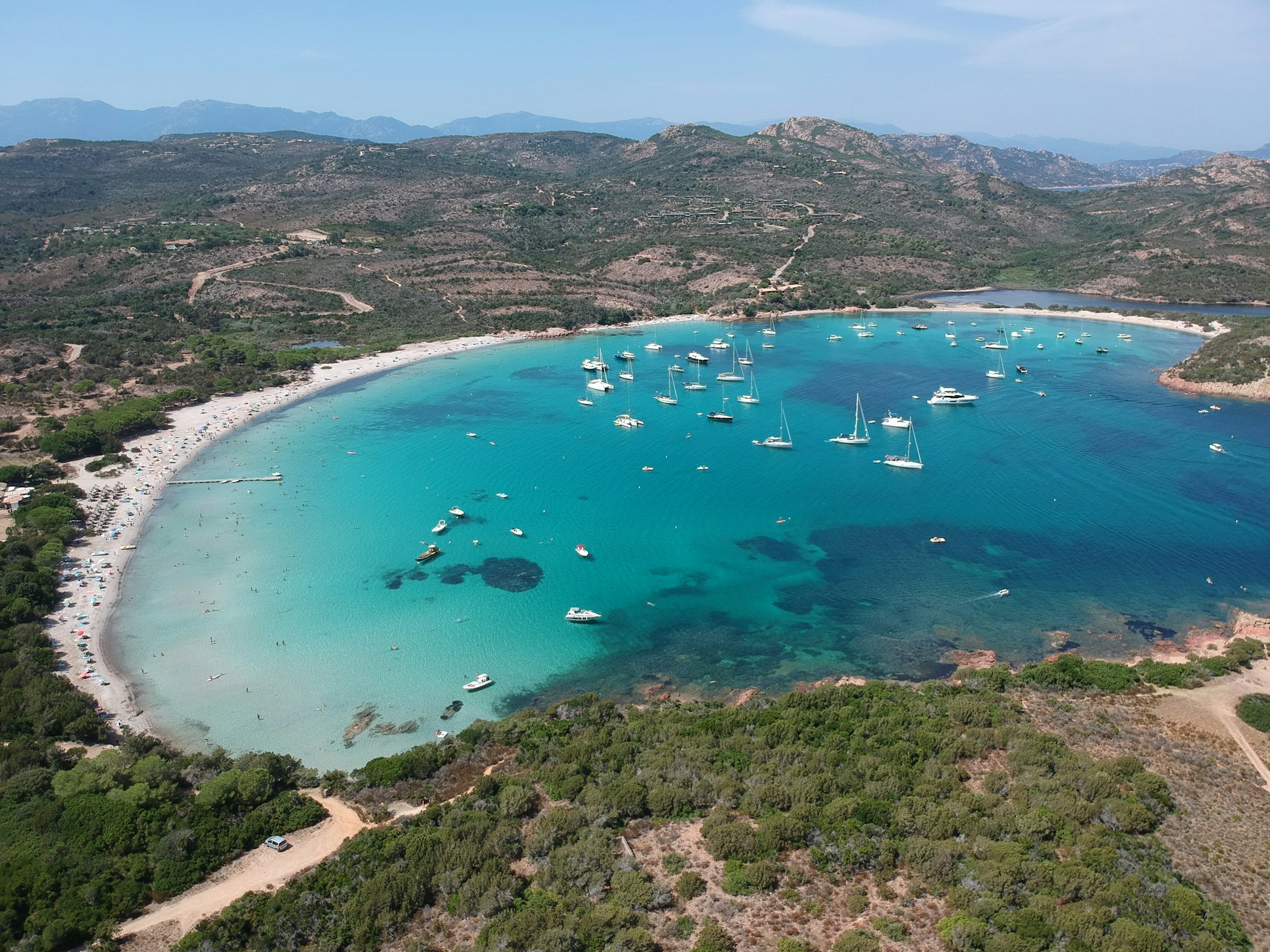 Comment voyager jusqu'en Corse pour visiter l'île à bord d'une voiture de location ?